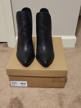 Steve Madden Bonny Black Pointed Leather Ankle Booties